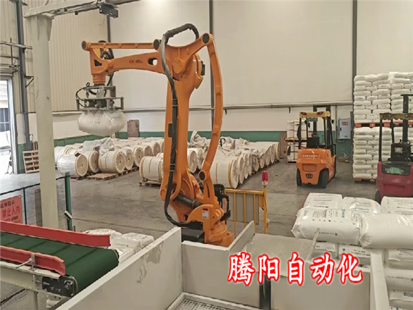 注塑原料拆包投料機器人一臺機器代替三四個人工